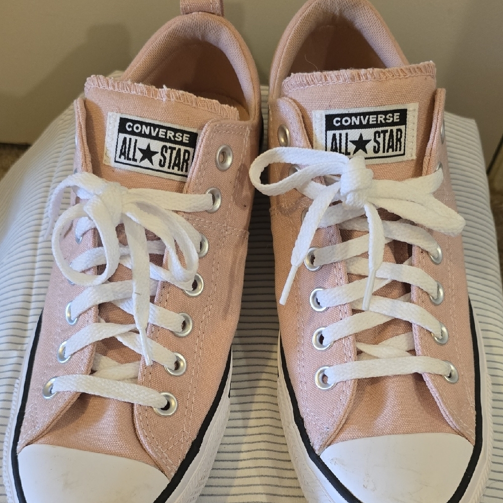 Converse Low Top Canvas Sneakers in Blush Pink